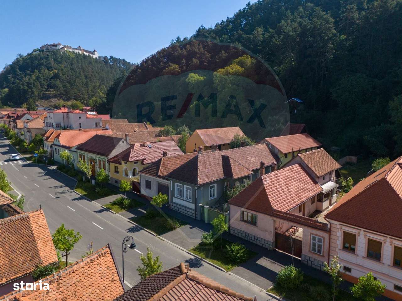 Casă cu două corpuri, teren 835 mp, str. I.L. Caragiale, Râșnov - Imagine principală: 4/16