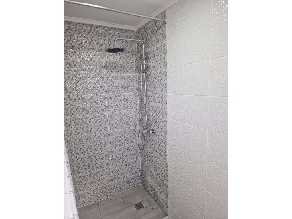 Moradia com 8 casas independentes em Sobralinho-20