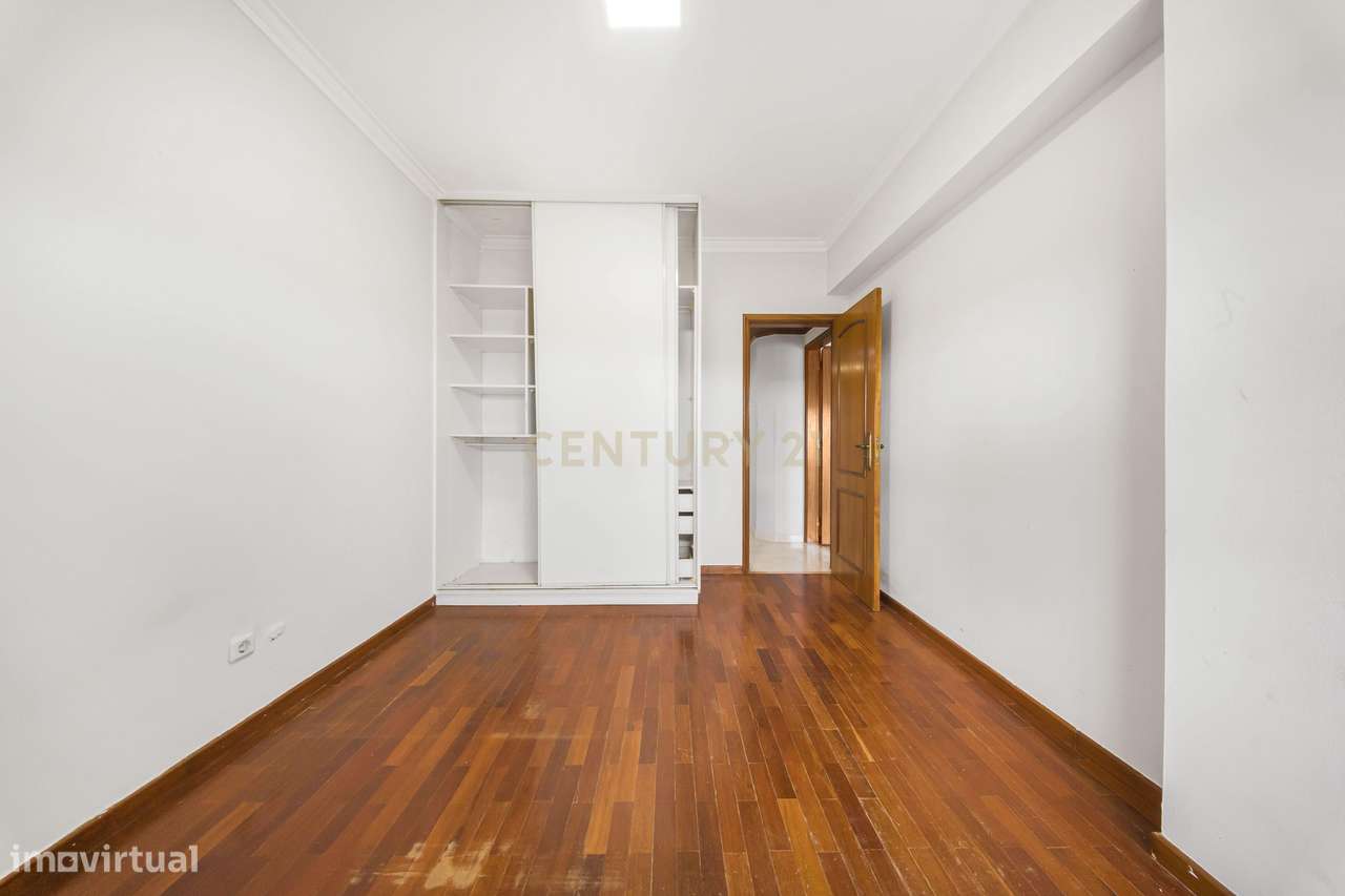 T3 Luminoso em Santa Marta do Pinhal – Espaço e Conforto no Coração de-14