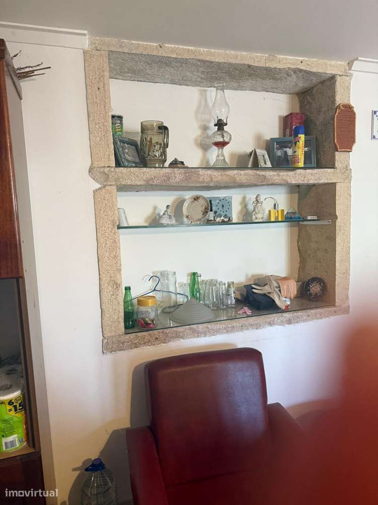 Moradia antiga com terreno, furo de agua e painéis solares aquecimento-9