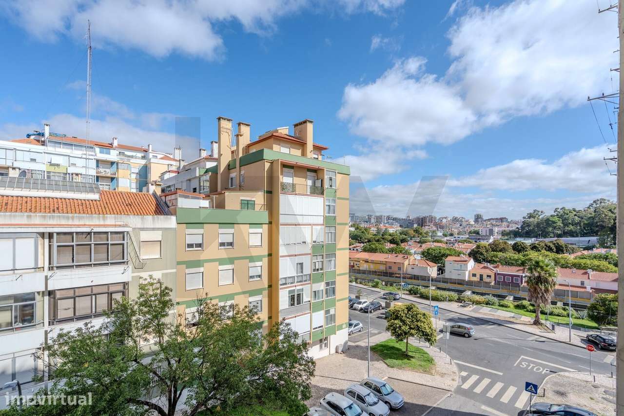 Luminoso Apartamento com Duas Frentes e Orientação Sul na Damaia – Pro-15