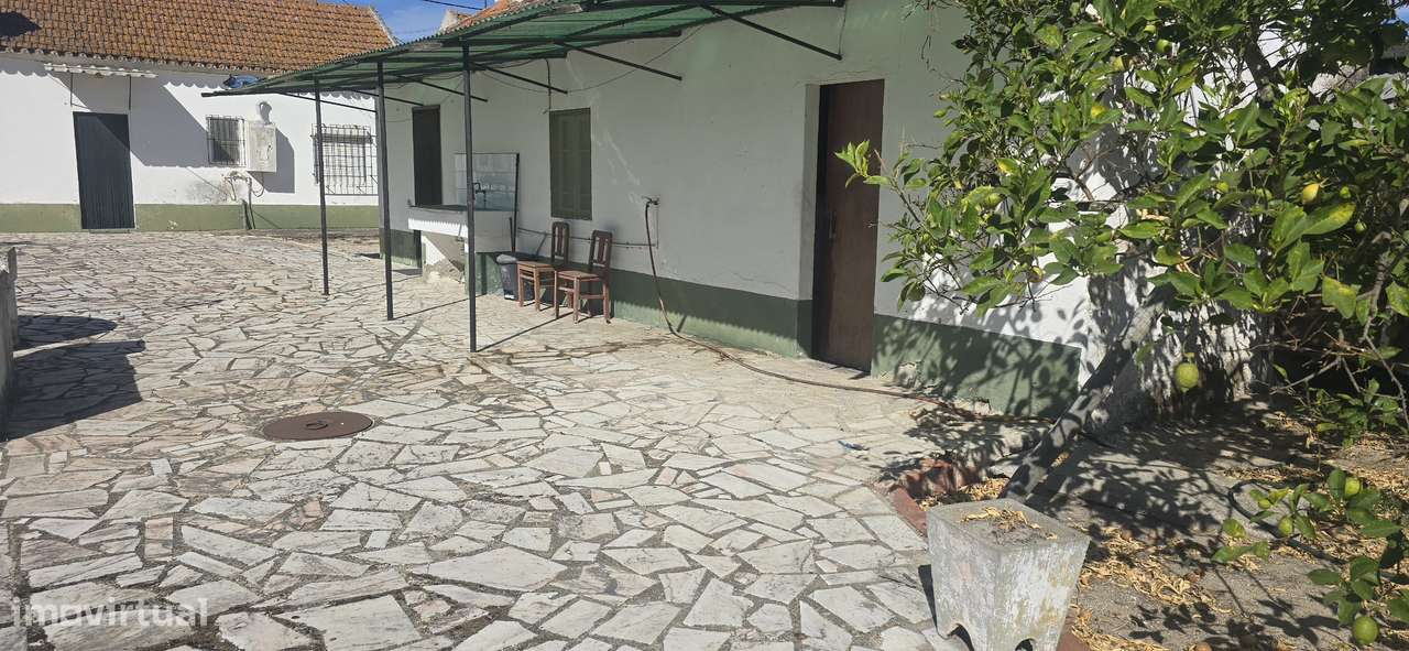 Moradia T2 Isolada com 2500m² em Pinhal Novo-0
