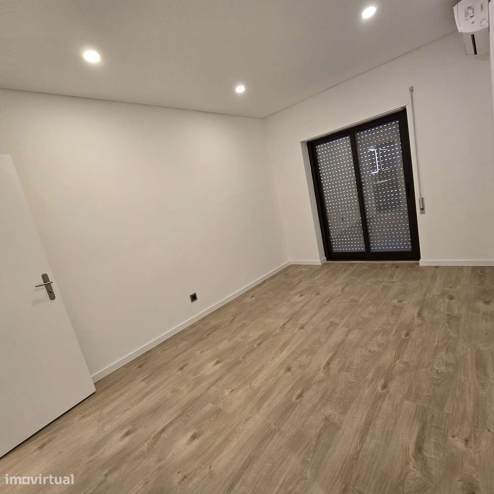 T3 MONTALVÃO Remodelado c/varanda-13