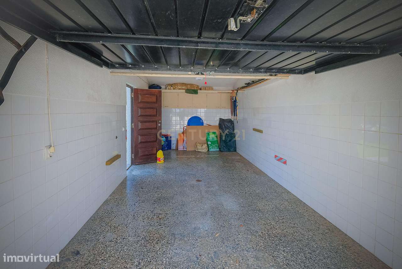 Moradia T5 em Carcavelos — Espaço, Conforto e Localização Privilegiada-40