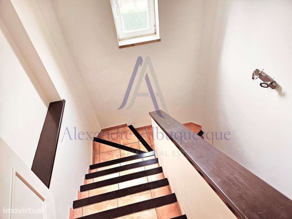 Moradia Isolada T4 de Prestígio com Piscina e Jardim-18