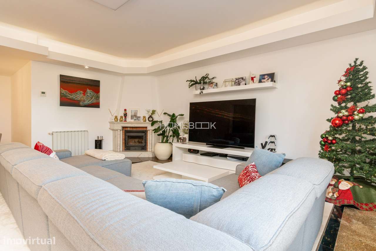 Moradia T5 renovada em condomínio fechado com piscinas, campo de ténis-10