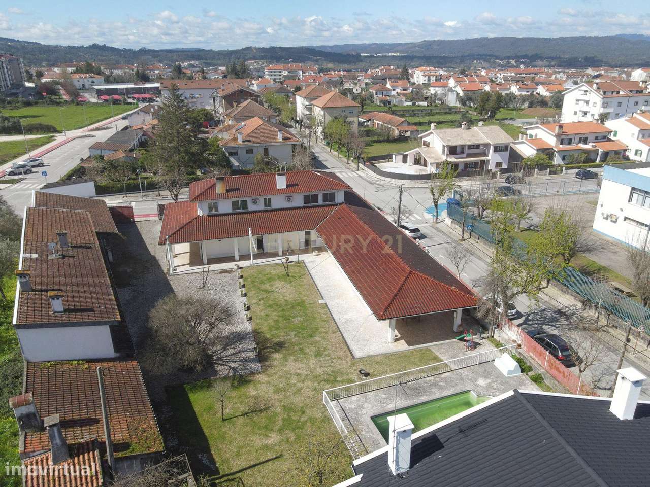 Moradia T5 com varanda coberta,terraço,piscina,jardim,poço,anexo e tel - Grande imagem: 1/60