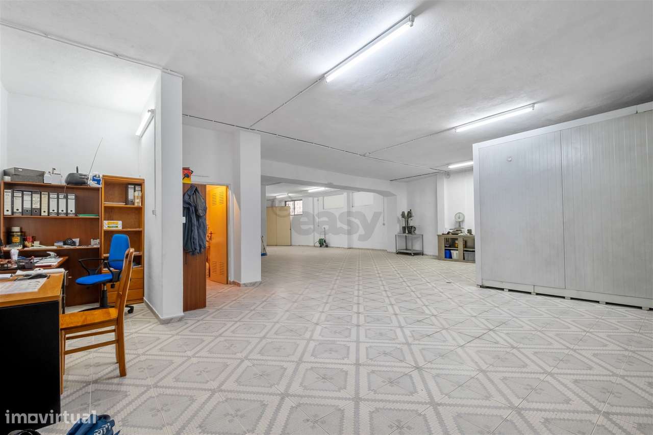 Armazém/Estacionamento Fechado – 155 m² – Tapada das Mercês-8
