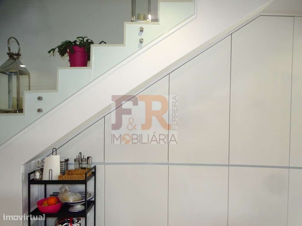 Semi-Nova Geminada Duplex T3 com Piscina Fernão Ferro-9