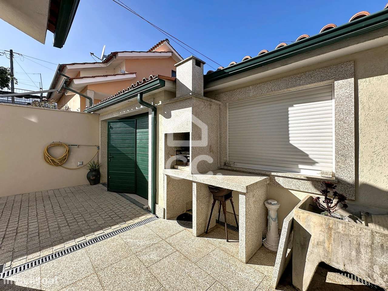 Moradia T4, um dos quartos do rés do chão, com garagem e anexos-27