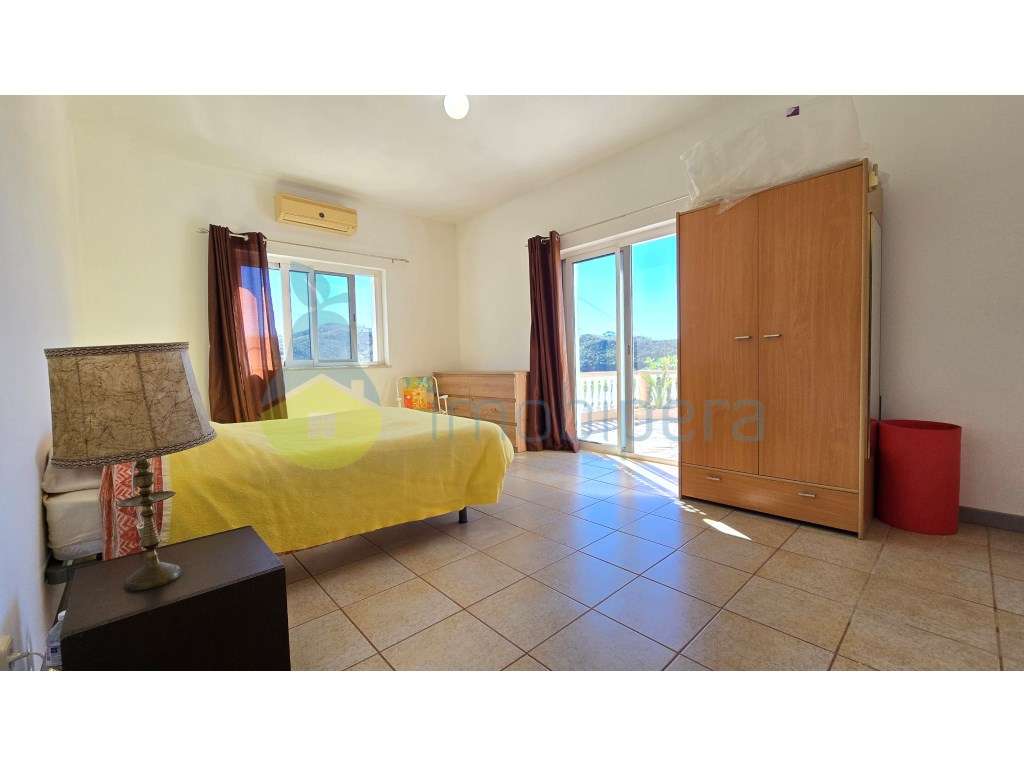 Moradia V4 com piscina e uma vista deslumbrante-8