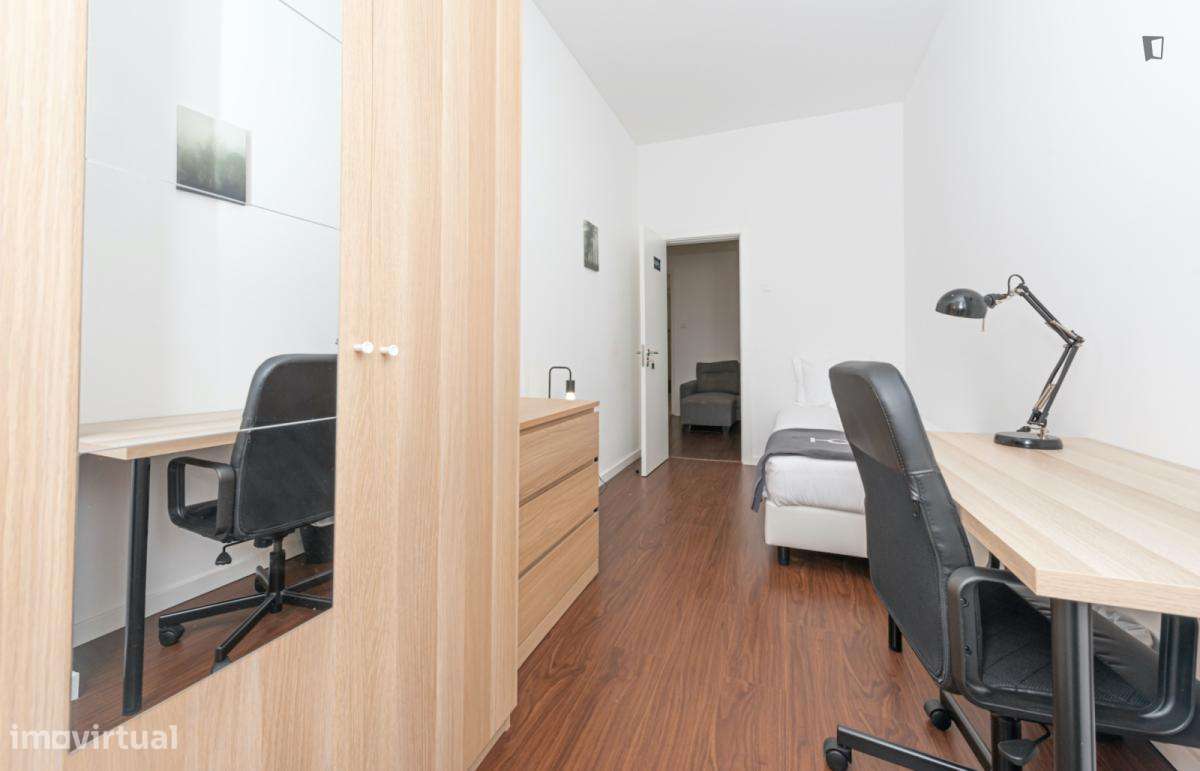 Quarto - localizado em Marquês de Pombal Lisbon - Grande imagem: 3/23