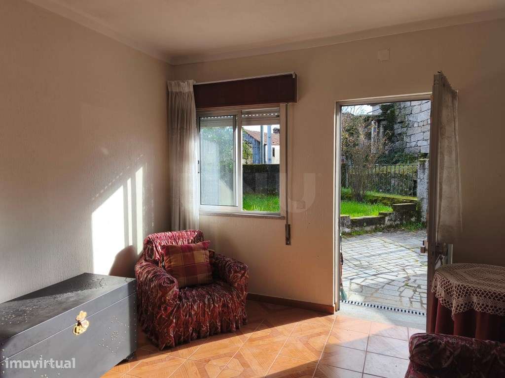 Moradia acolhedora, em aldeia tranquila e pronta a habitar-7