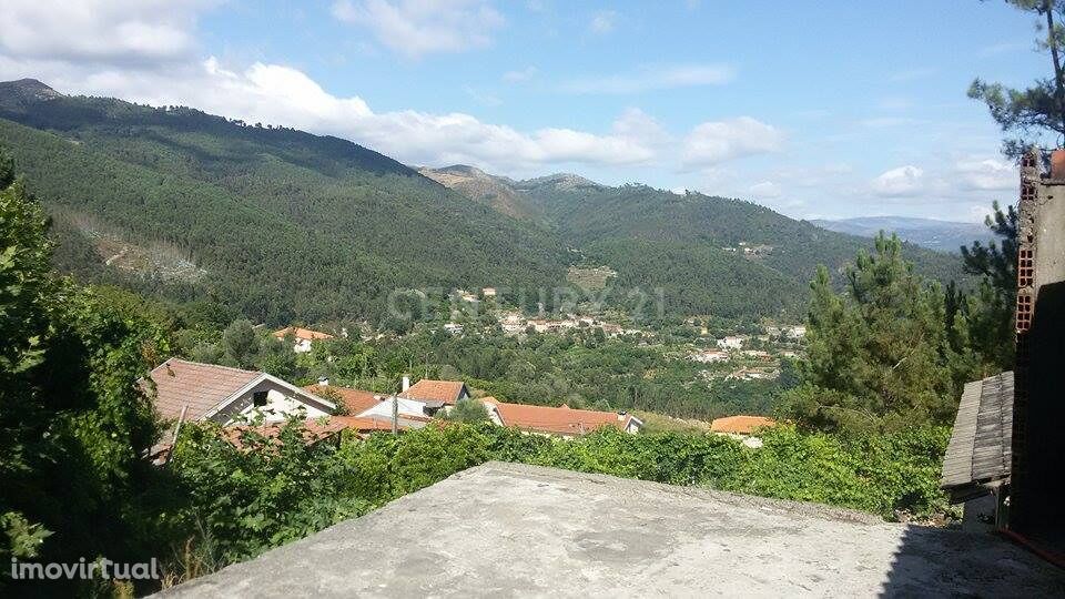 Casa no Gerês para restauro com Terreno e vistas magnificas sobre a mo