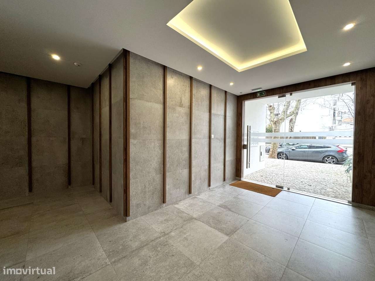 Apartamento T3 novo com estacionamento no centro de Carcavelos-49