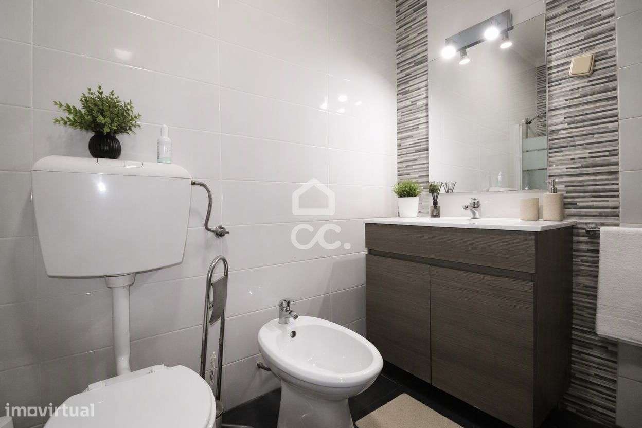 Apartamento T3 usado com 2 wc´s, varanda e ar-condicionado no Avelar.-10