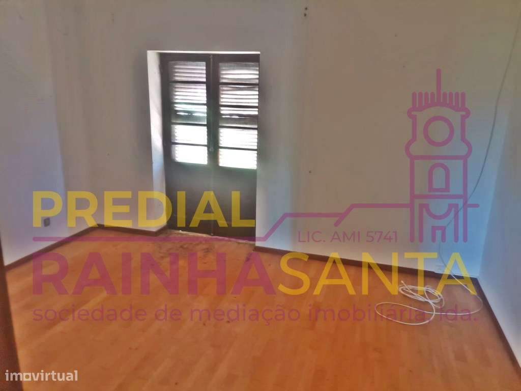 Moradia de r/c, 1º andar, adega, anexos, garagens e terreno - Grande imagem: 4/30