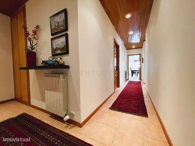 Apartamento T3 com garagem dupla junto ao Palácio Sotto Mayor – Figuei-3