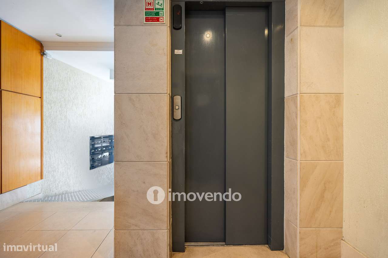 Apartamento T2 com estacionamento e arrecadação, em Mem Martins-38