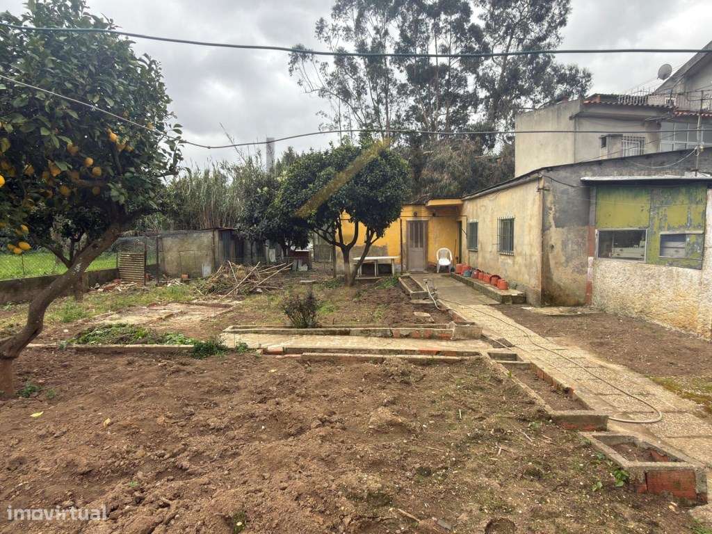 Terreno Urbano com 412m2 e pequena moradia edificada-4