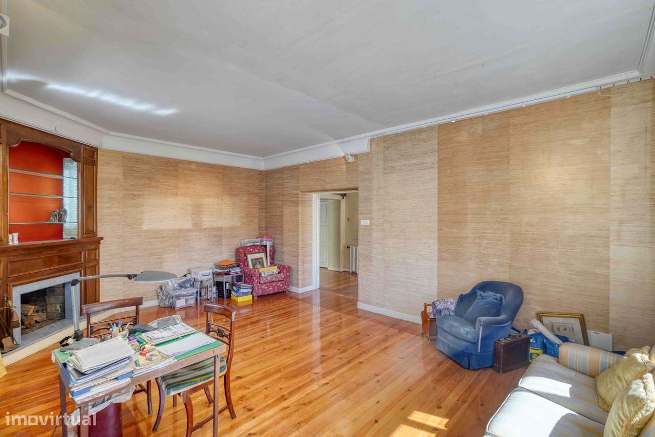 Moradia para recuperar no centro do Estoril, com piscina e vista mar-22