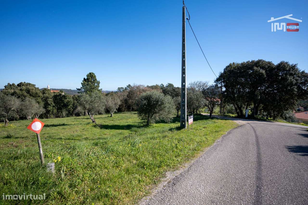 Terreno com possibilidade de construção com uma área 1898 M2 - Grande imagem: 2/17