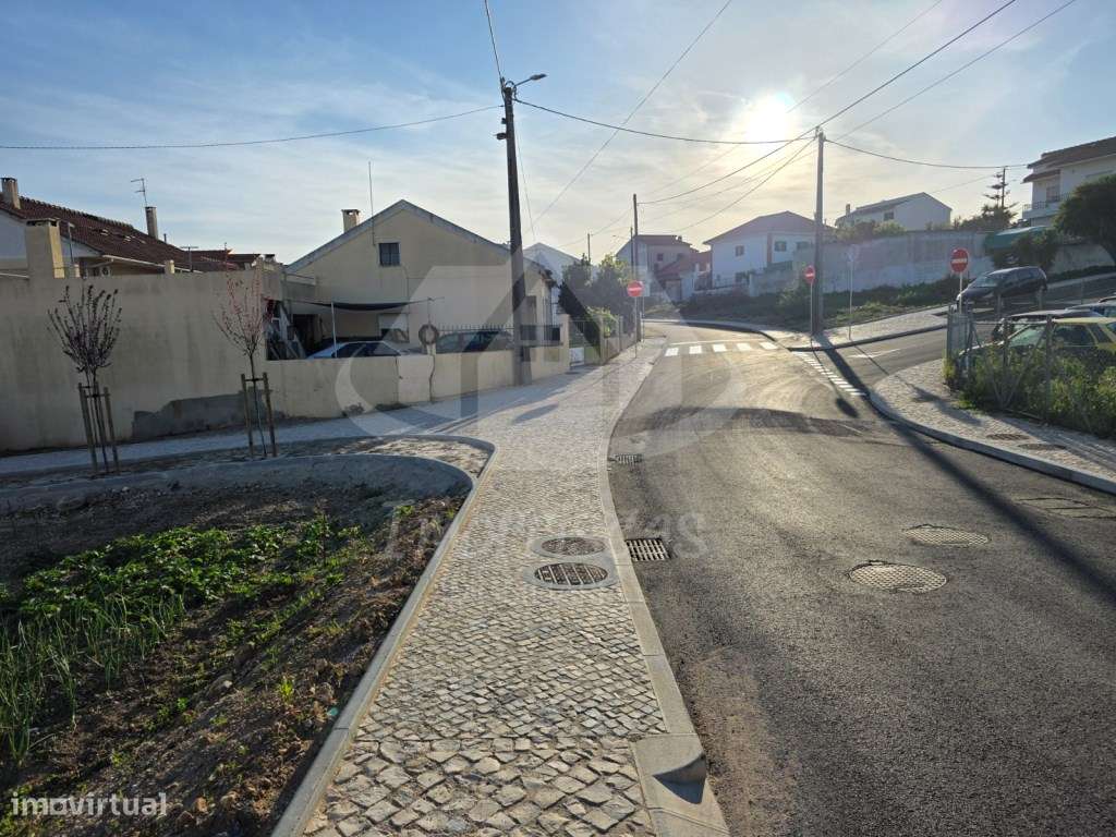 Terreno de gaveto urbano com 215 m², legalizado na Portela da Azóia - Grande imagem: 4/6