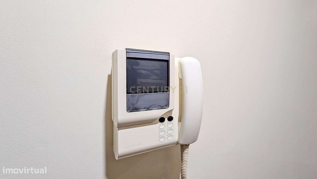 Apartamento T2 no Bonfim, Porto, terraço fechado e varanda.-26