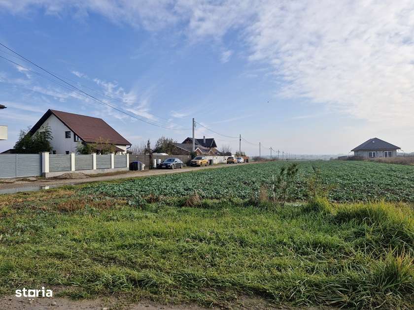 Teren langa case cu utilitati, lac la 300 metri,700 mp, 41500 euro-0