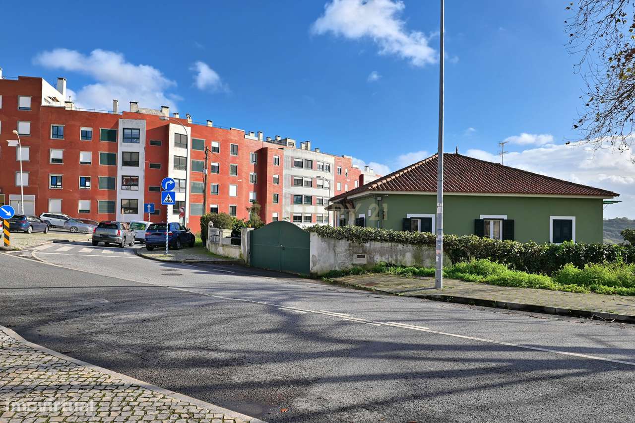 Oportunidade Única em Carnaxide | Terreno + Moradia com Elevado Potenc - Grande imagem: 2/38