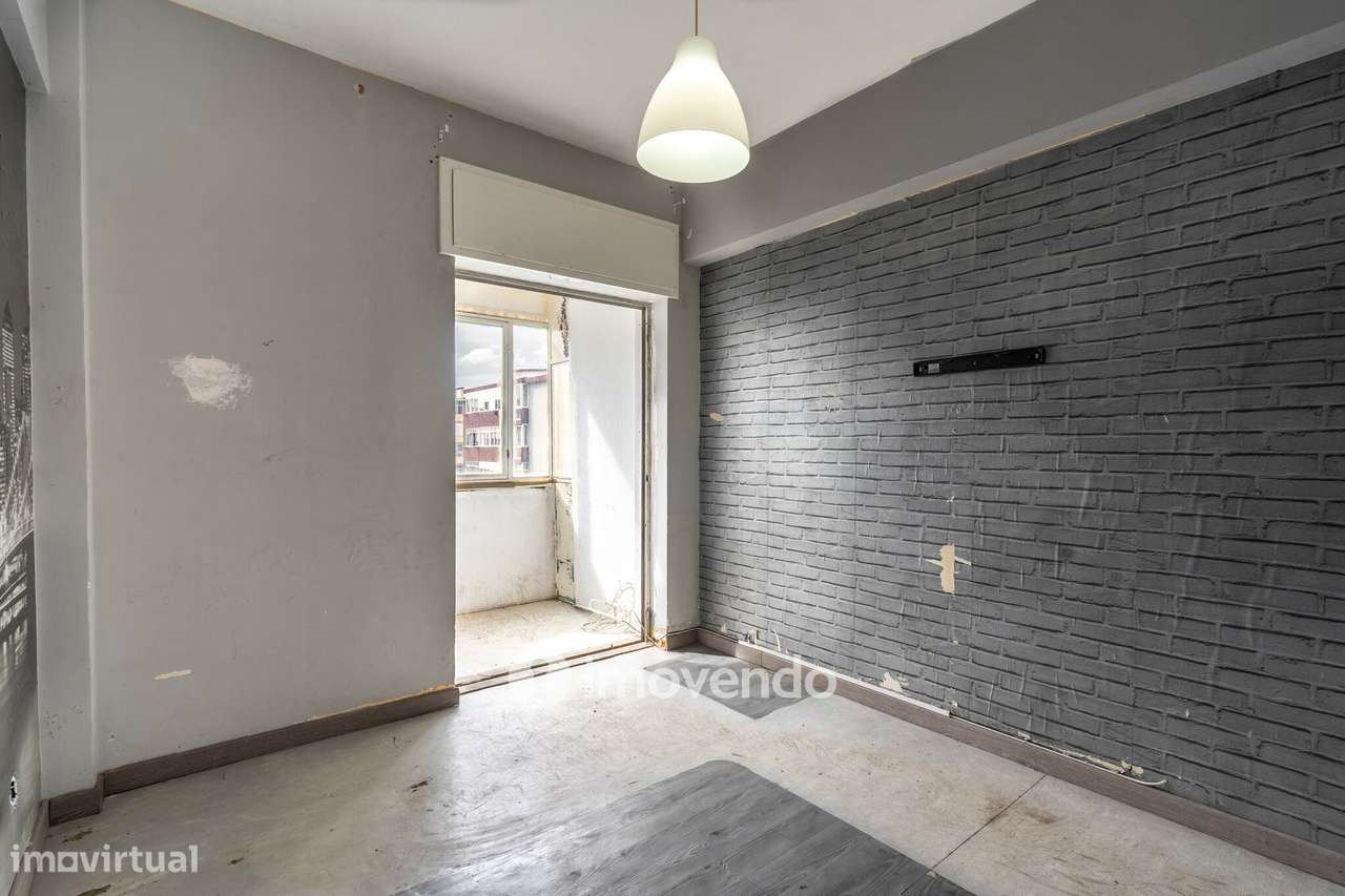 Apartamento T1 para renovação, junto da Praia de Paço de Arcos-12