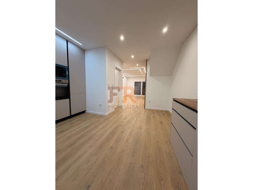 Moradia Geminada Gaveto T3 com Garagem Quinta do Conde-12