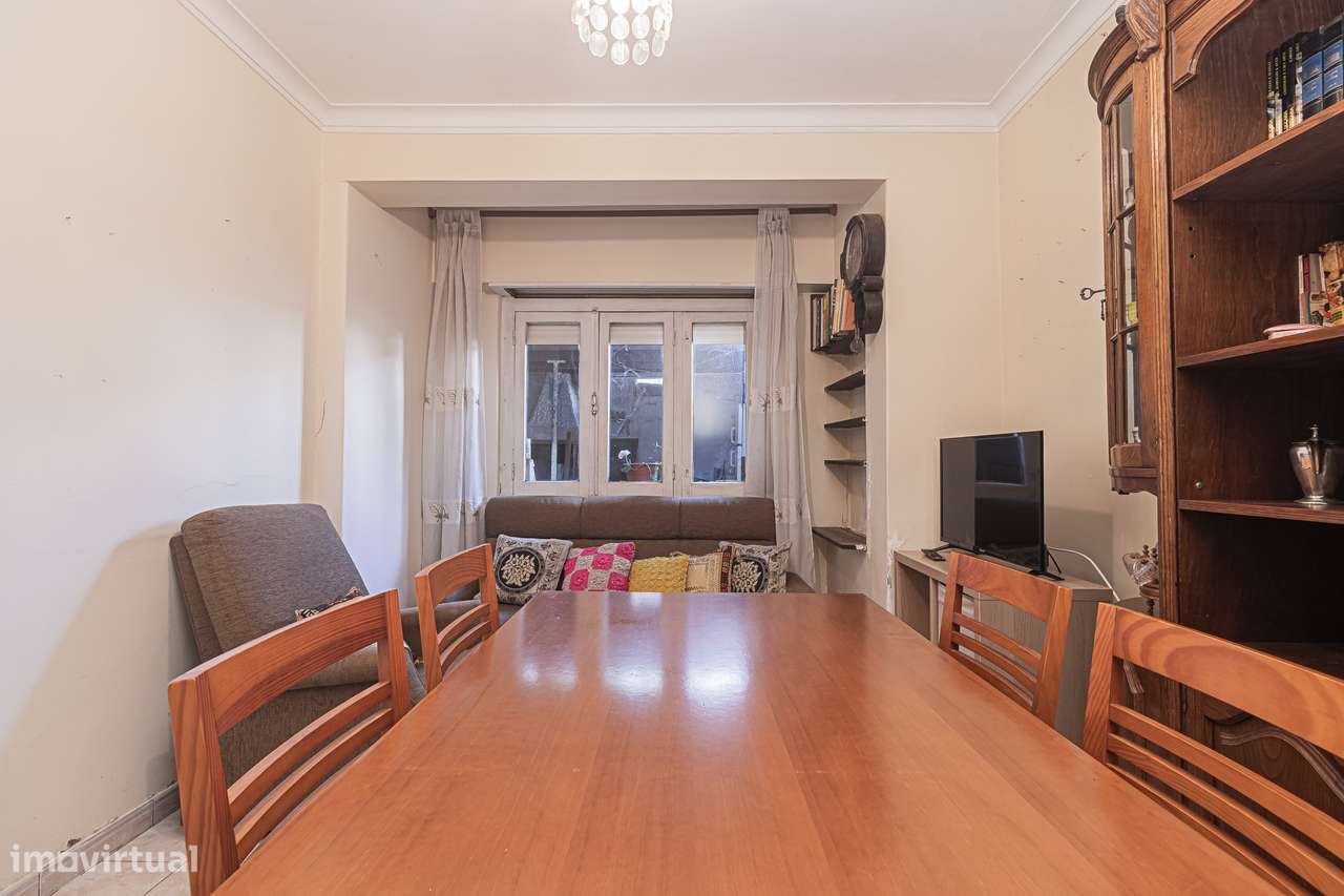 Apartamento T3 com Quintal na Amadora-8