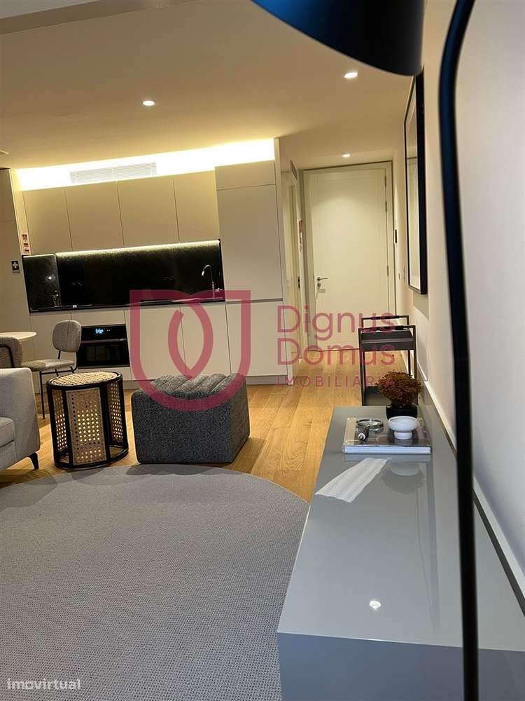 Elegante apartamento T0 Mezanine num Edifício Centenário no Largo do C-13