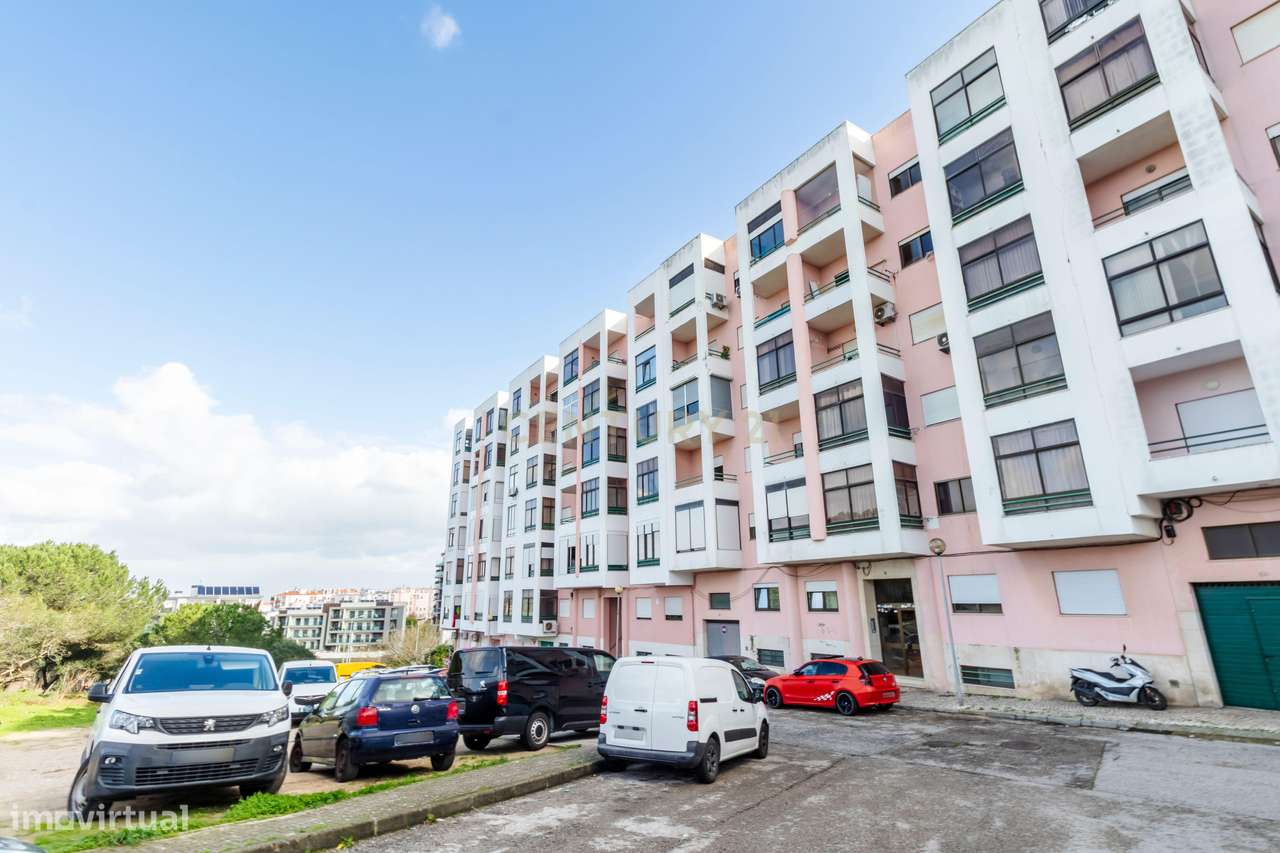 Apartamento T1 totalmente remodelado com 2 varandas,  Prédio com eleva-23