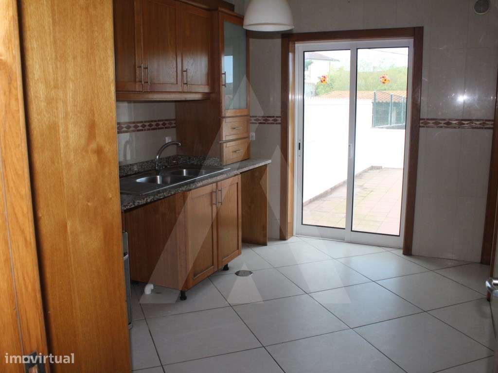 Moradia T4 com garagem e terreno, junto à Navigator - Grande imagem: 4/45