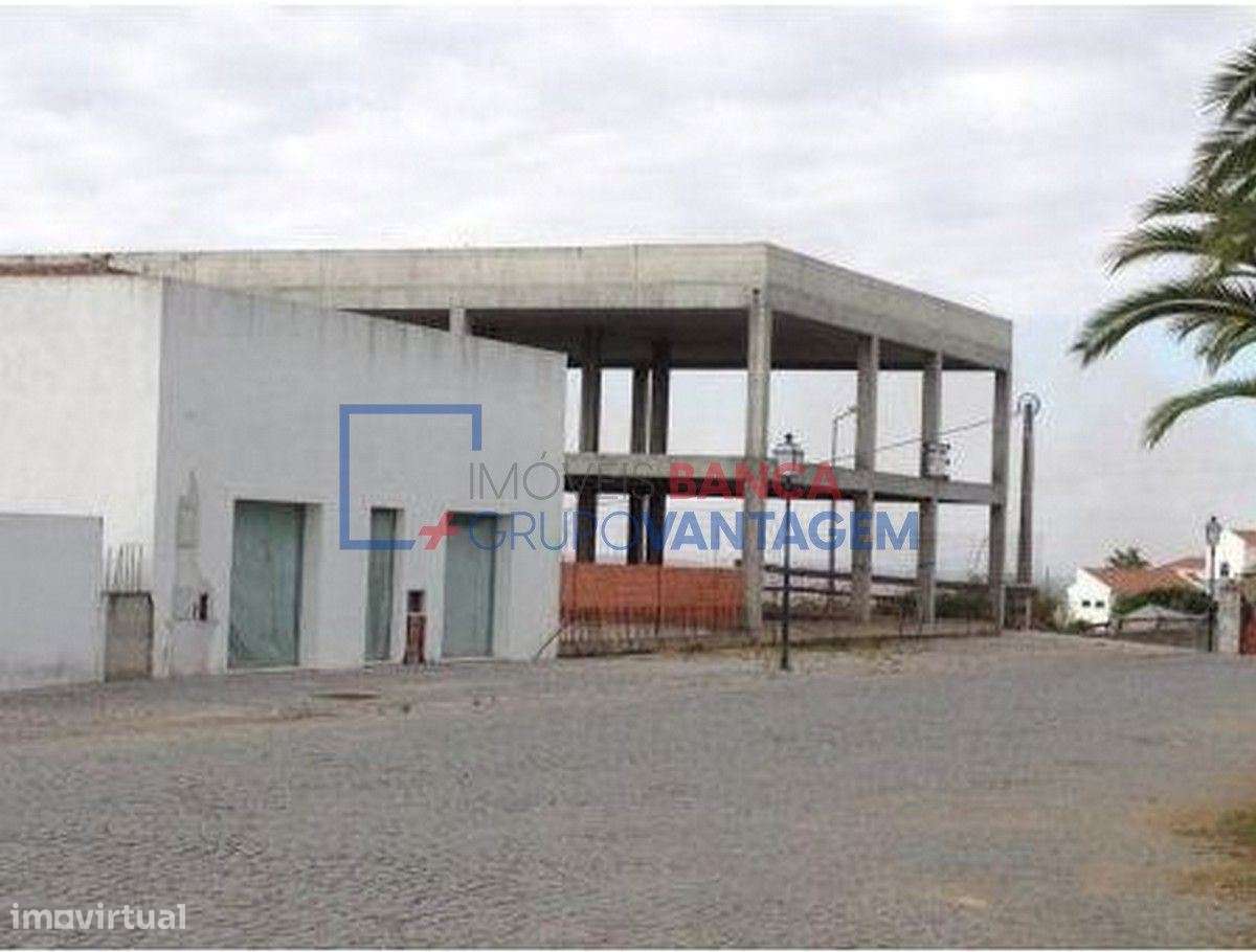 Lote de terreno urbano com 670m2, destinado a comércio e com constr... - Grande imagem: 3/9