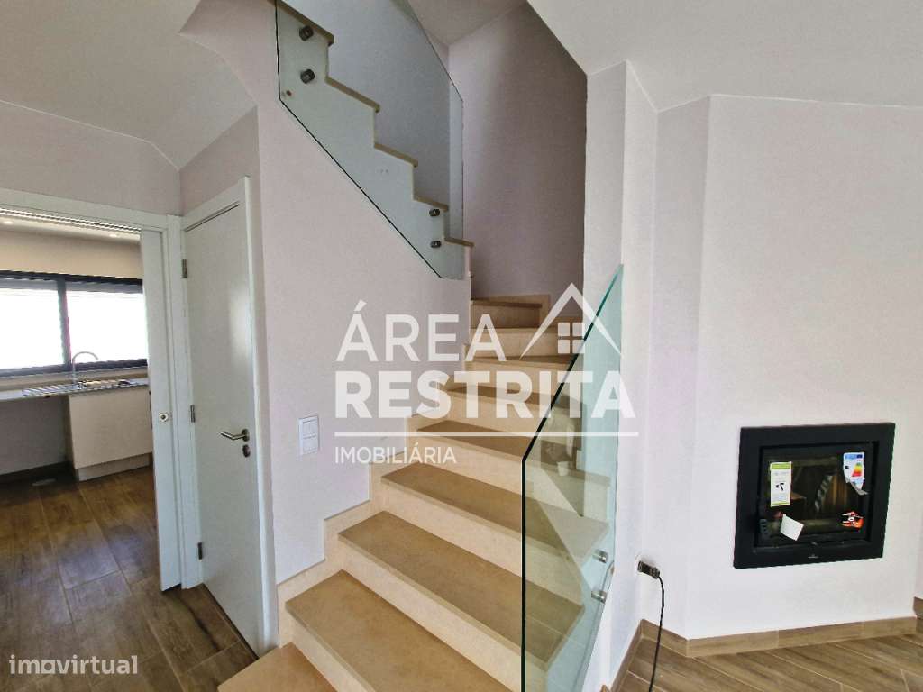 MORADIA T3 GEMINADA COM GARAGEM E TERRAÇO SUPERIOR NA QUINTA DO CONDE-7