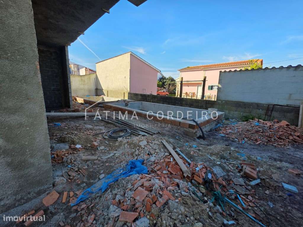 Moradia T4 com 3 Suítes e piscina Fernão Ferro-3