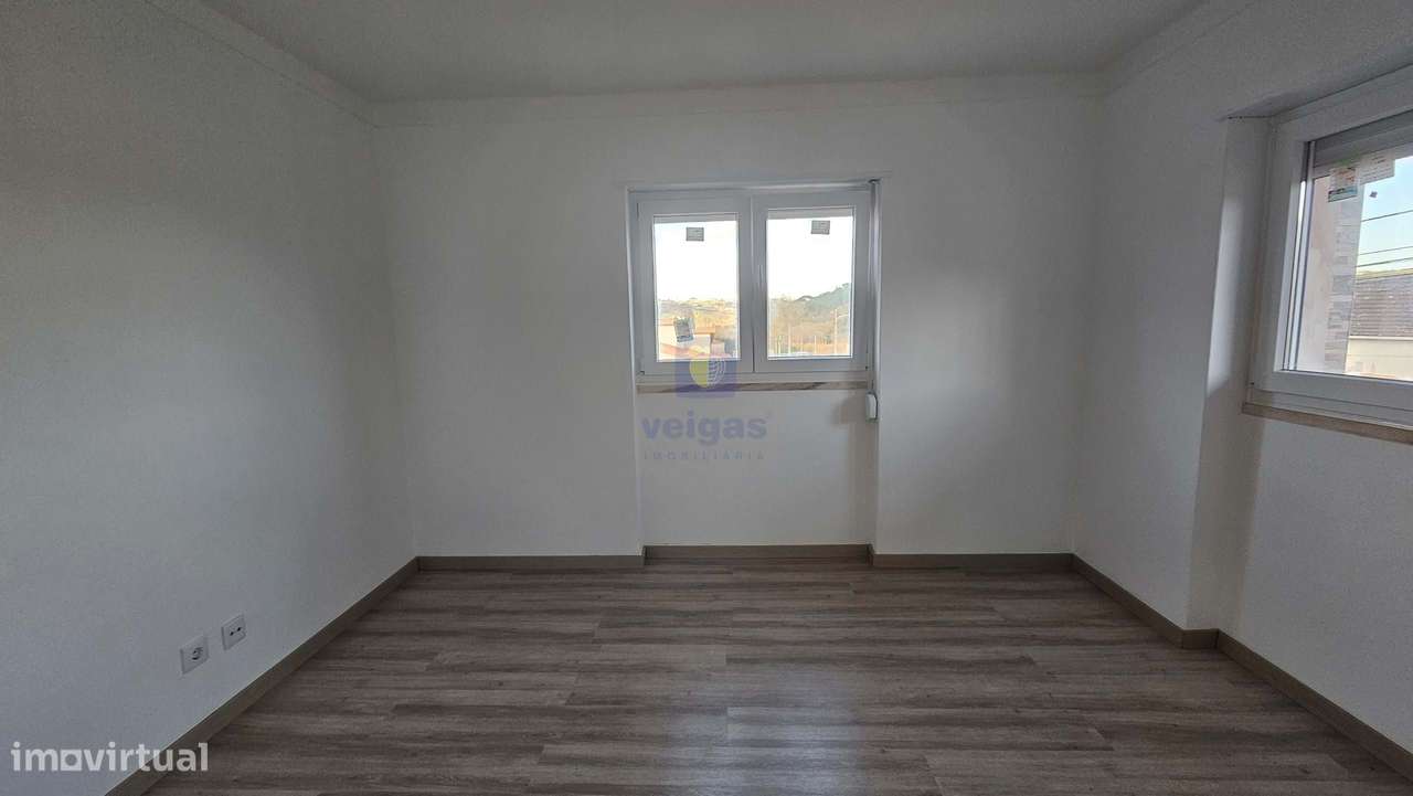 Edifício para Habitação e Comércio - Moradia T3 Renovada c/ Terraço e-17