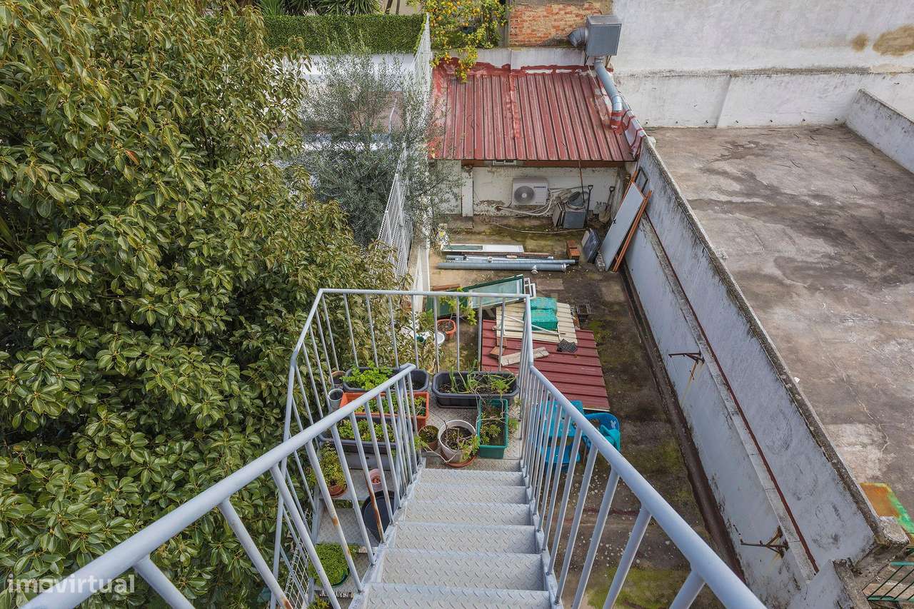 Prédio em propriedade Total | 3 Apartamentos T2+1 e Loja | Lisboa | A-27