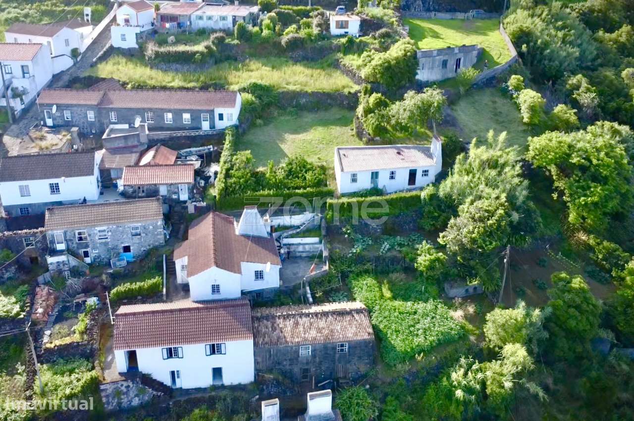 Moradia T4 com Vista Mar e Terreno Amplo em Ribeiras, Pico - Grande imagem: 2/24