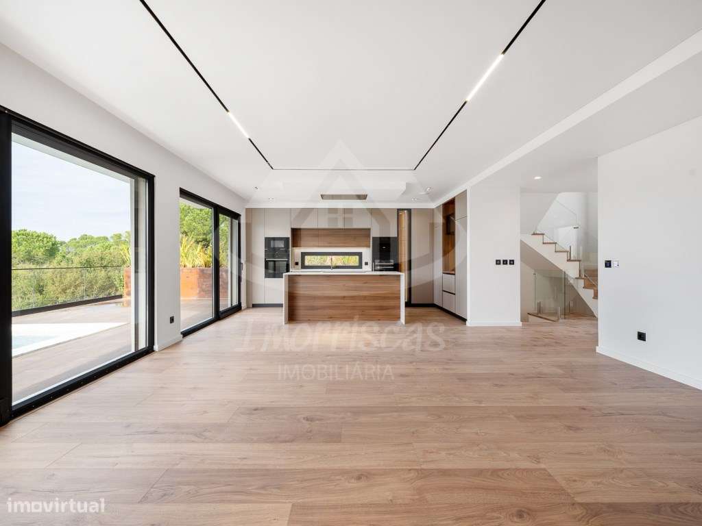 Moradia T4 com piscina e vista panorâmica em São João da Talha-7