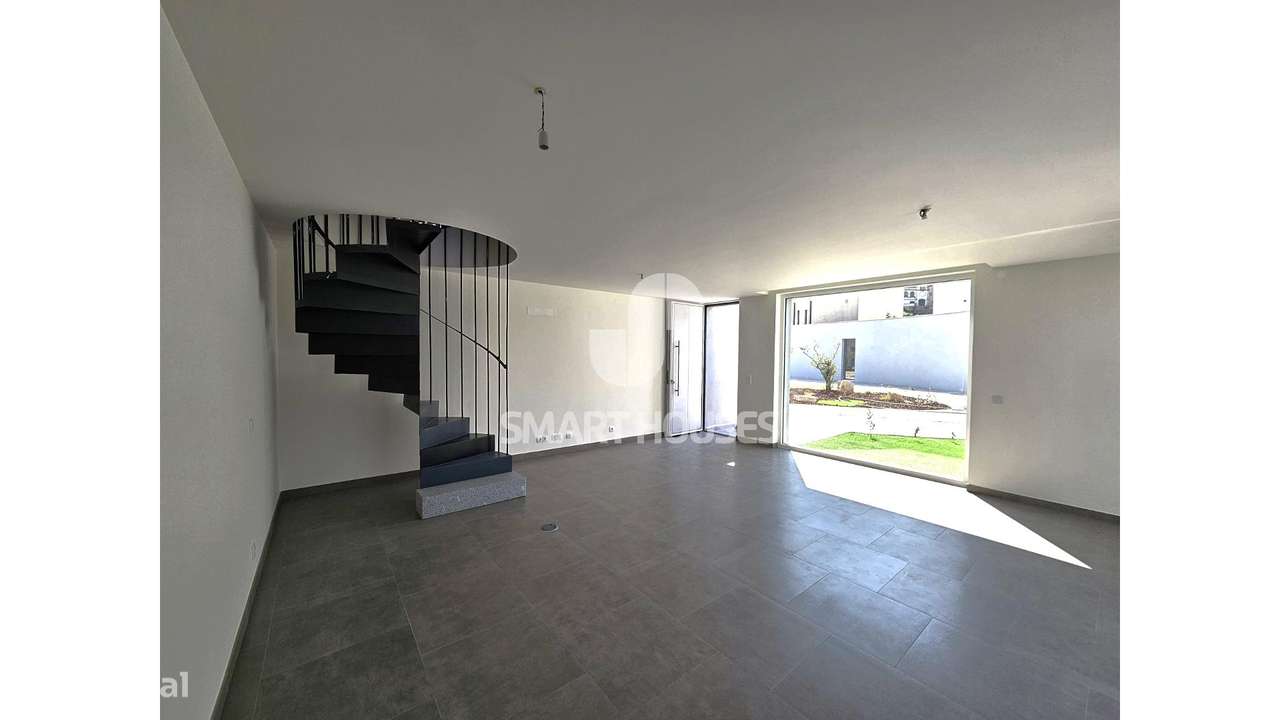 Moradia T3 c/ terraço centro São Romão-3