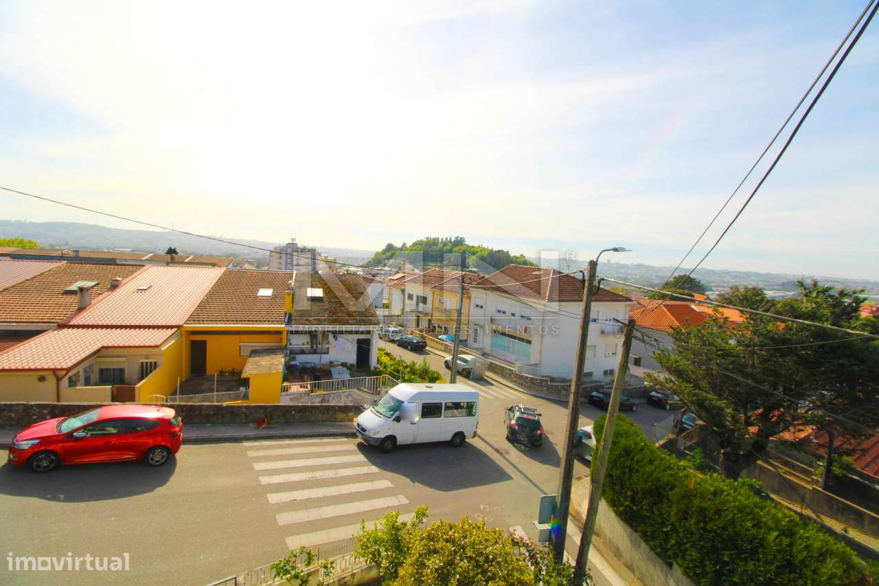 Moradia de 3 Frentes com Vista Panorâmica no Coração de Gondomar-54
