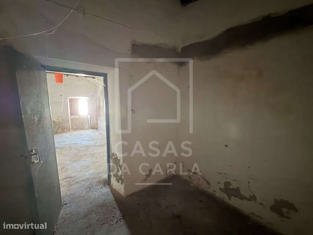 Moradia T1+1 com quintal para remodelação em Vila Ruiva-11