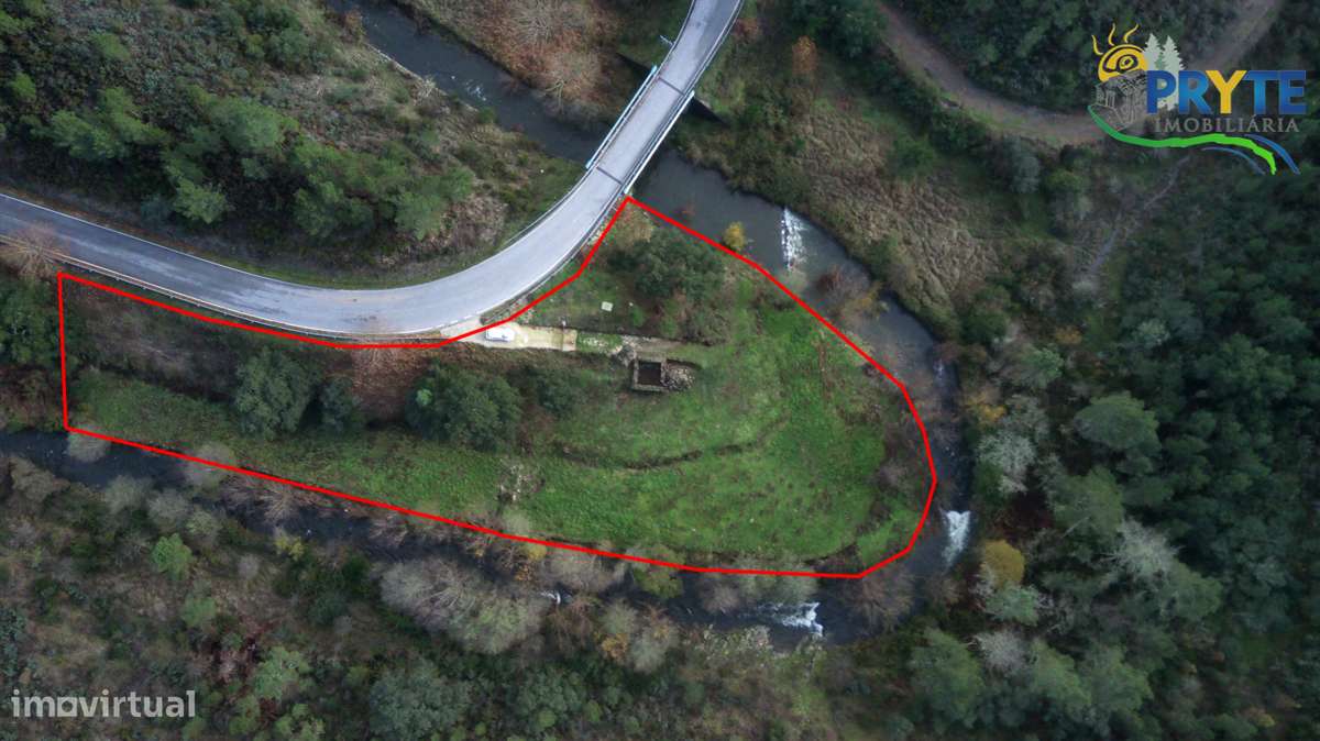 Ruína a confinar com Ribeira - Grande imagem: 2/23