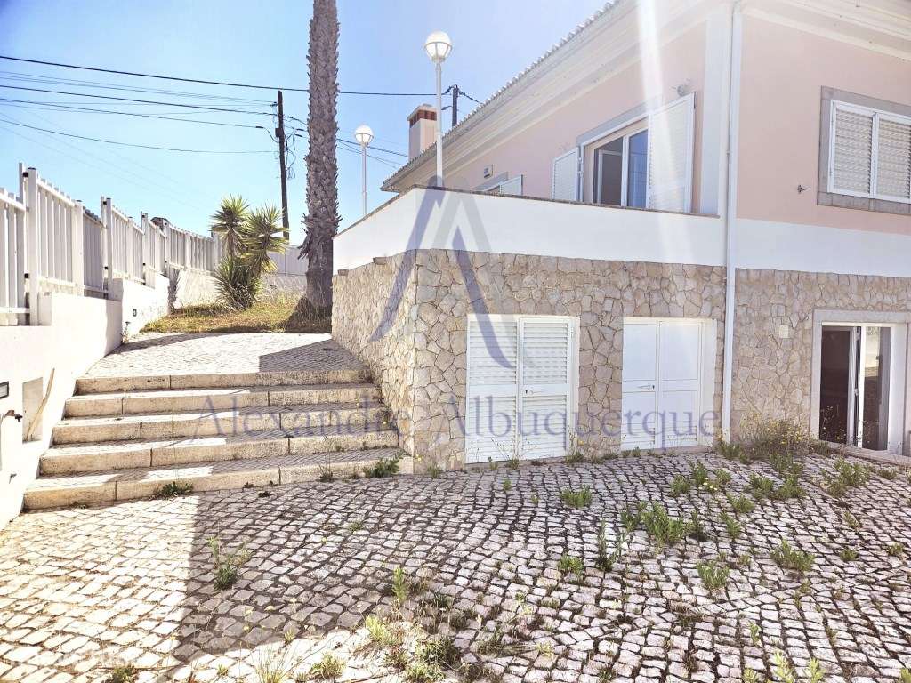 Moradia Isolada com Piscina T3+2-49
