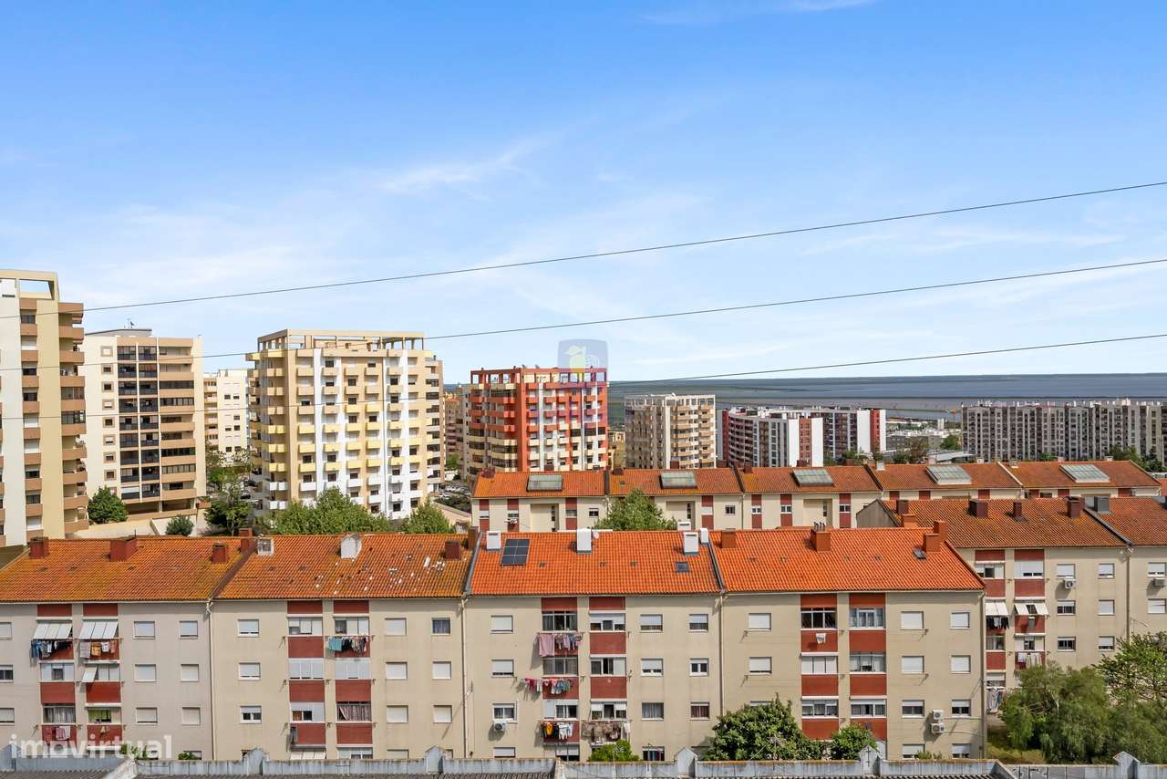 Apartamento T3 Renovado com Vista Rio-18