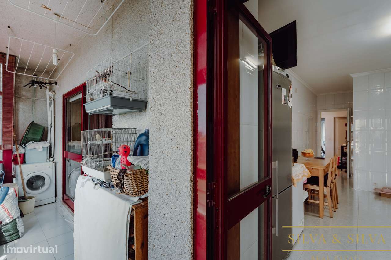 Apartamento T2+1 com garagem  no centro de Canelas-12